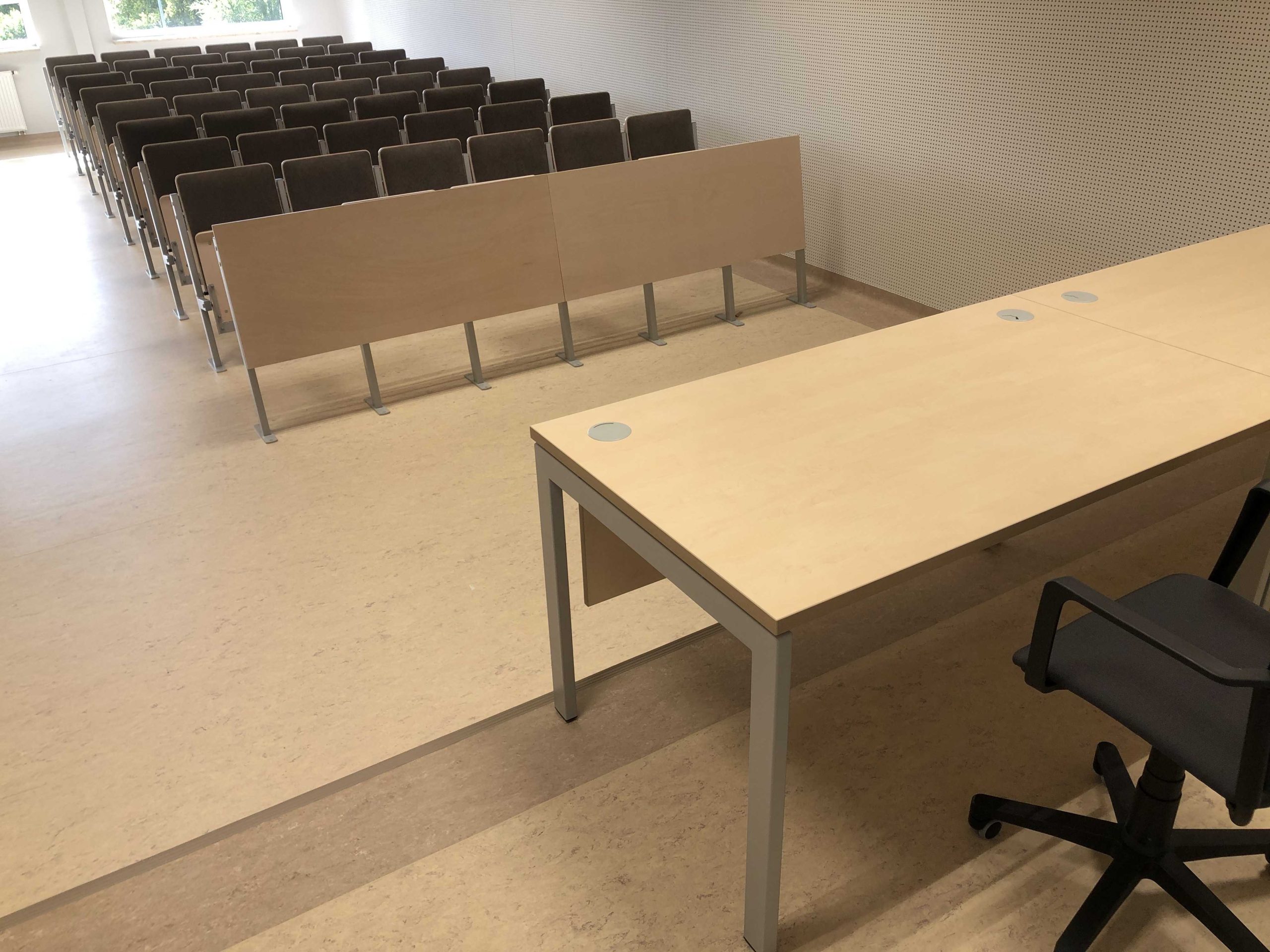 fotele audytoryjne w wyższej uczelni biurko wykładowcy