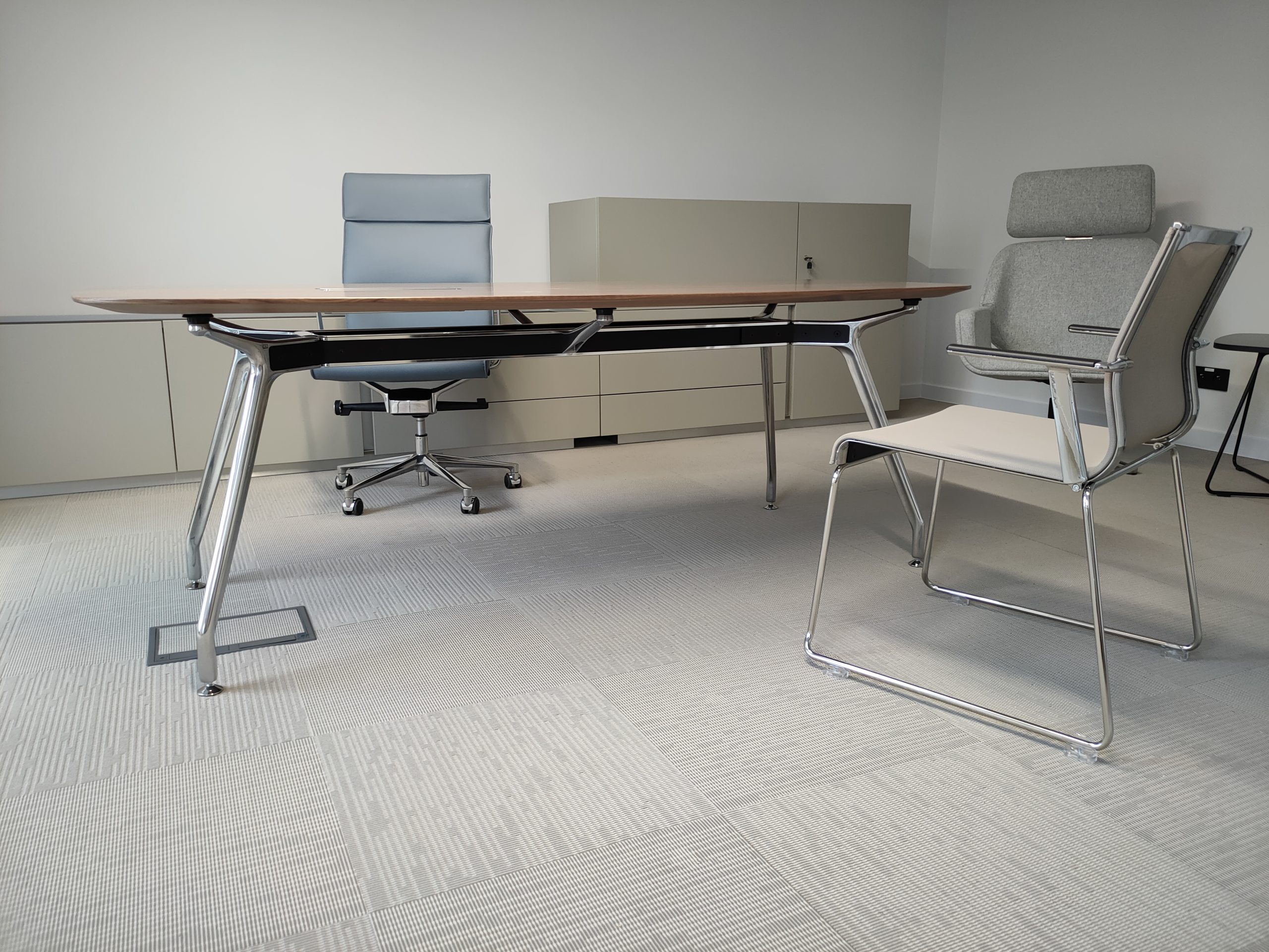 designerskie biurko gabinetowe z blatem w okleinie naturalnej