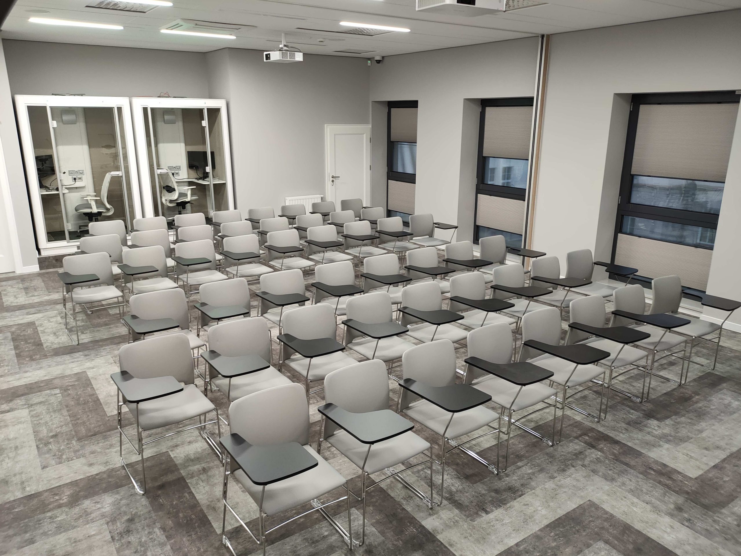 Krzesla Konferencyjne Z Pulpitem Sala Szkoleniowa Realizacja #3