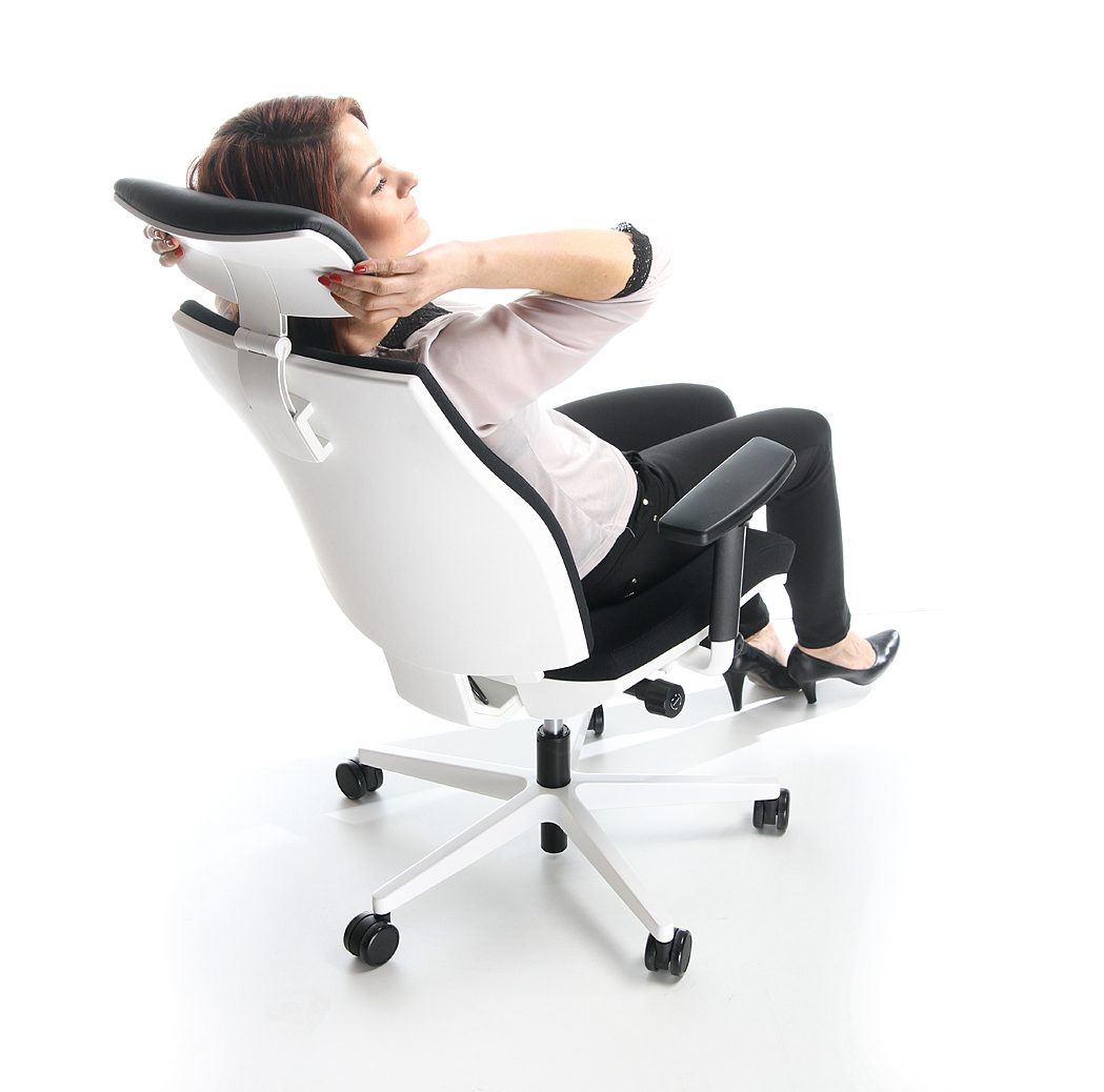 biały ergonomiczny fotel obrotowy z regulacją