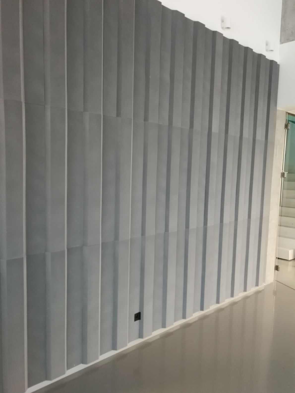 okładzina akustyczna ściany w biurowym korytarzu