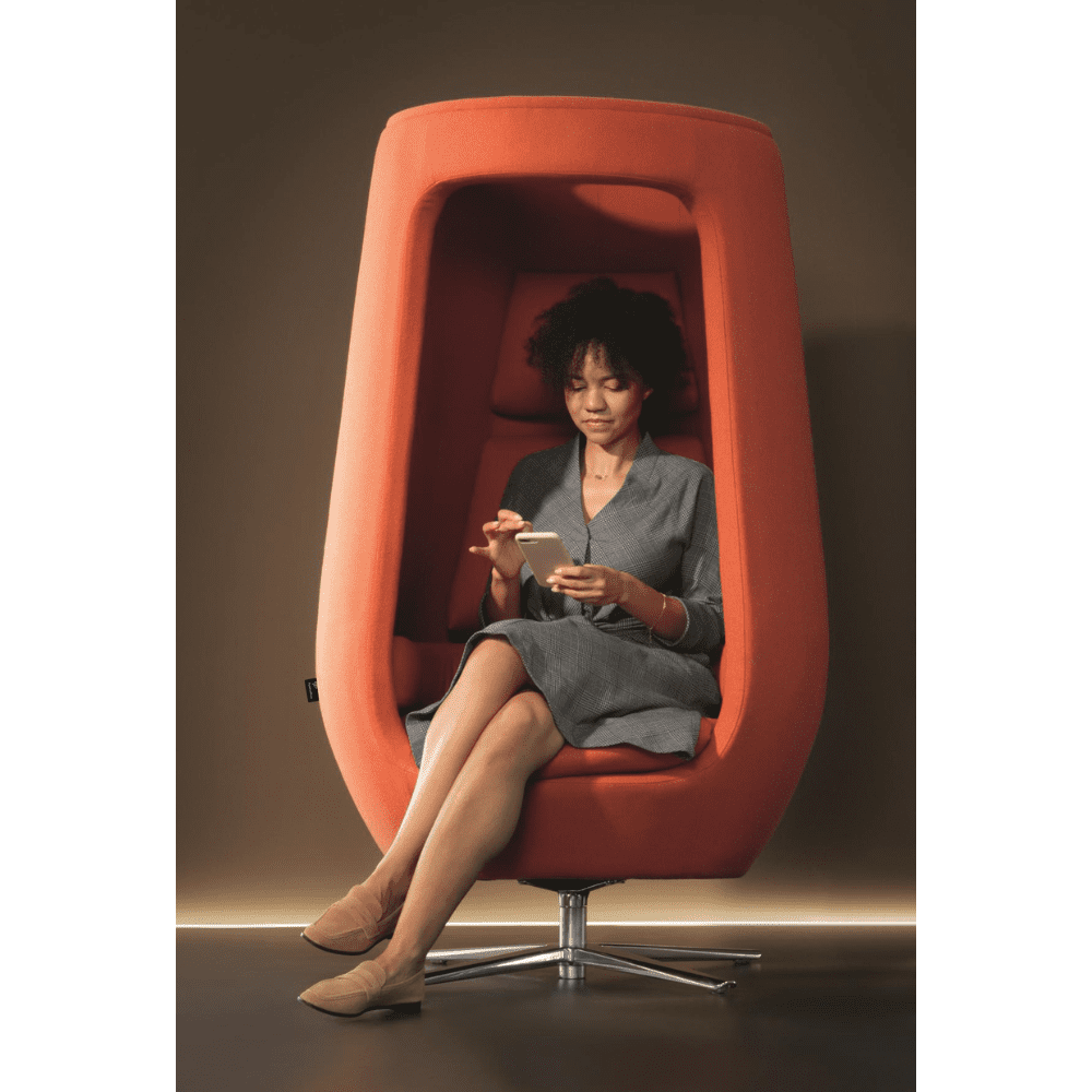 pomarańczowy fotel akustyczny do biura