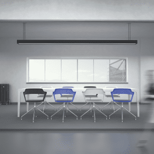biały stół konferencyjny z kolorowymi plastikowymi krzesłami na podstawie chromowanej