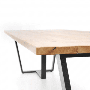 blat stołu konferencyjnego z masywu drewnianego na loftowym stelażu w kolorze czarnym stół konferencyjny blat drewniany
