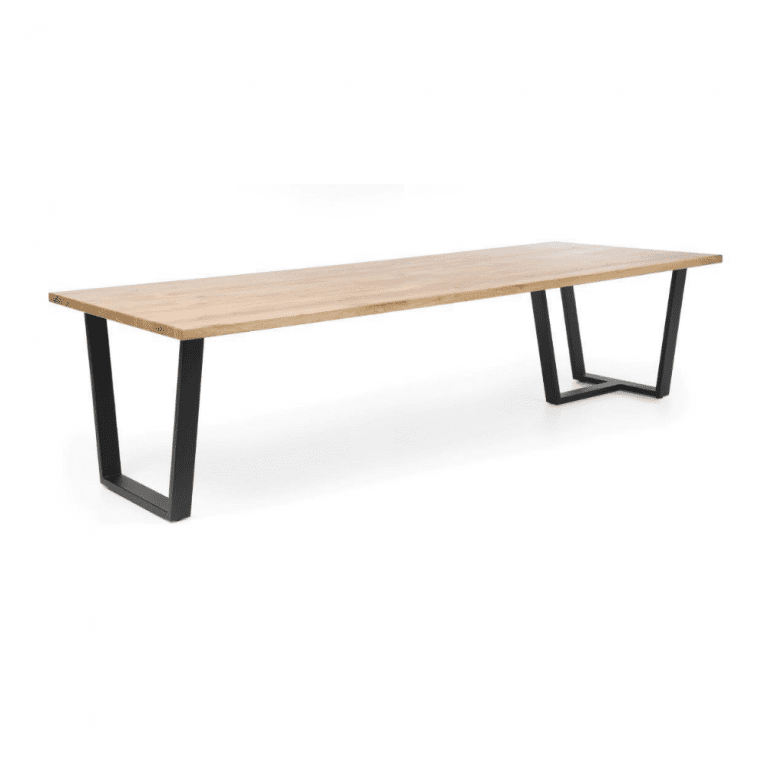 duży loftowy stół z blatem z naturalnego drewna