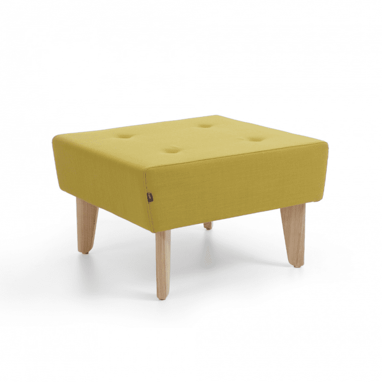 pufa do biura z żółtą tapicerką i drewnianymi nogami