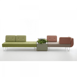 zestaw nowoczesnych i designerskich sof do biura połączonych tapicerowanym Biurowa sofa systemowa U_FLOEkwietnikiem