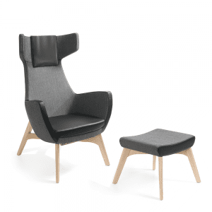 zestaw fotel uszak i podnóżek na nogach z drewna lakierowanego Fotel UMM z podnóżkiem