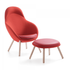 czerwony fotel typu muszelka z czerwonym podnóżkiem czerwony stołek na nogach drewnianych