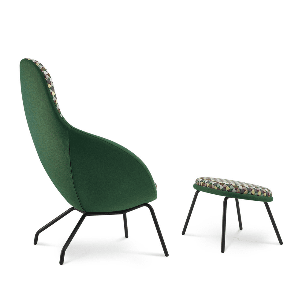 zielony fotel do odpoczynku z zielonym podnóżkiem