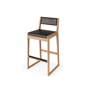 wysokie drewniane krzesło z siedziskiem i oparciem z czarnej skóry
