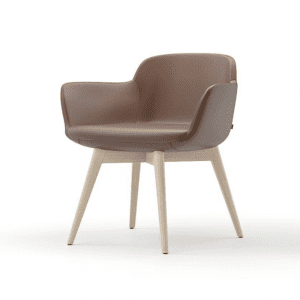 brązowy fotel skórzany na nogach drewnianych fotel dla gości DANAE
