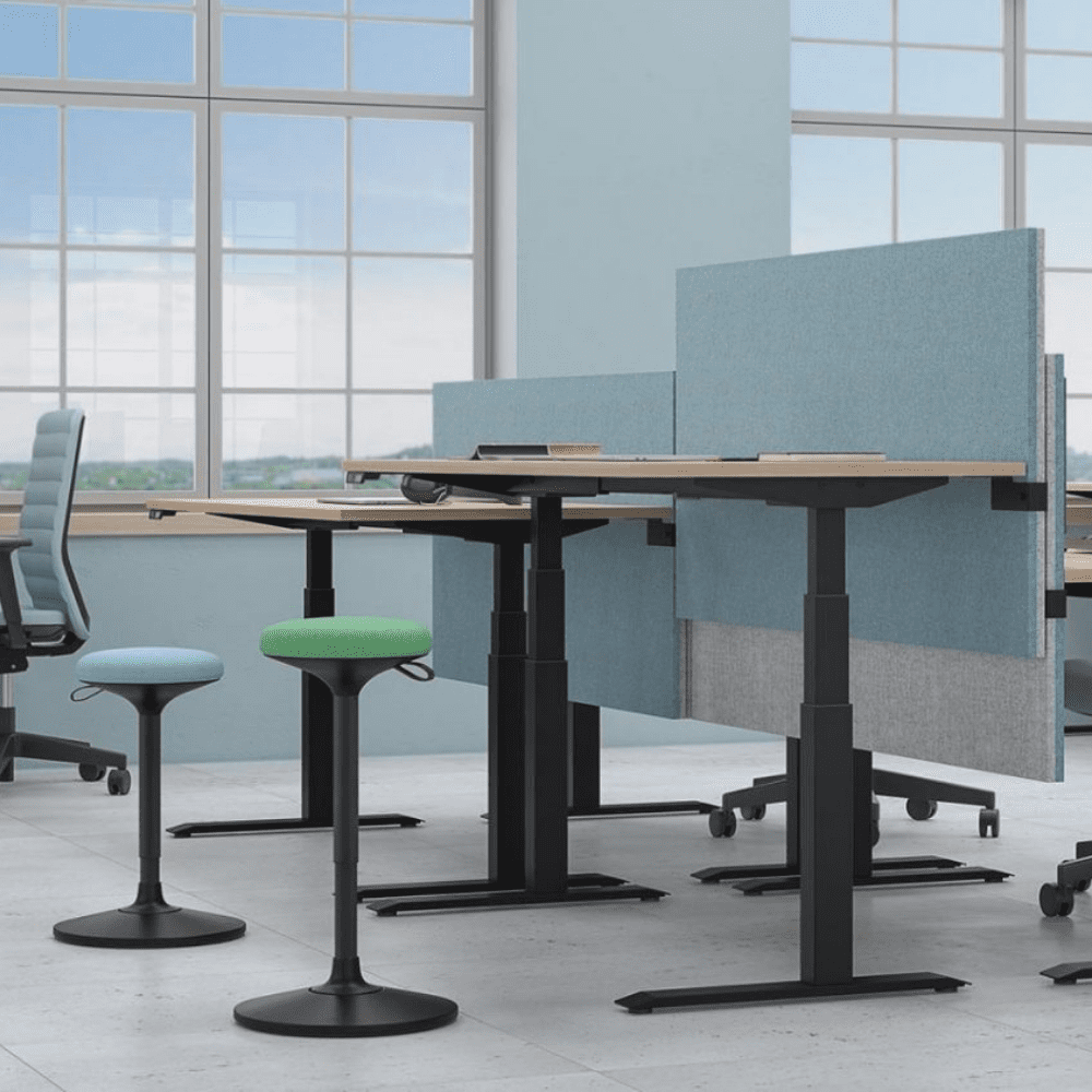 biurka z regulowanym na wysokość blatem, osłonami akustycznymi biurek w dwóch kolorach oraz stołkami do siedzenia przy biurkach