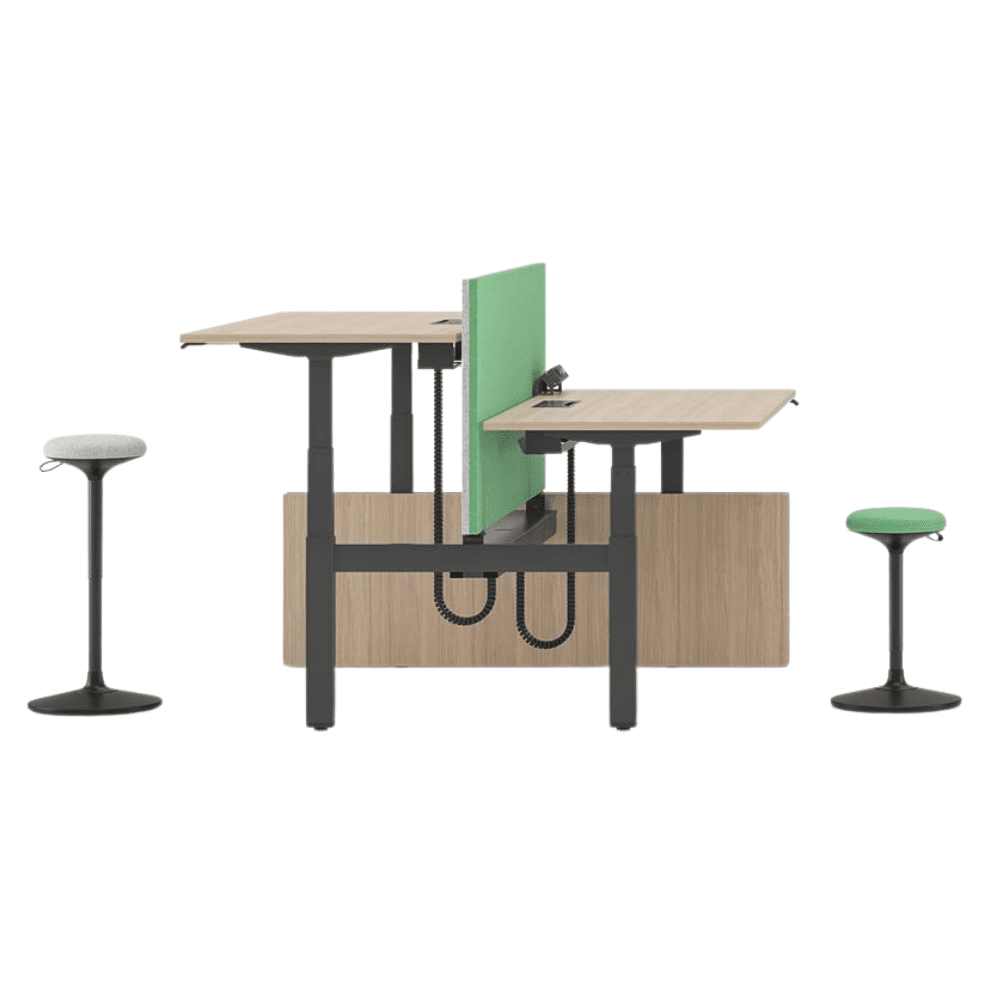 zastosowanie stołków Sway jako wsparcia w pracy przy biurku z regulowanym blatem
