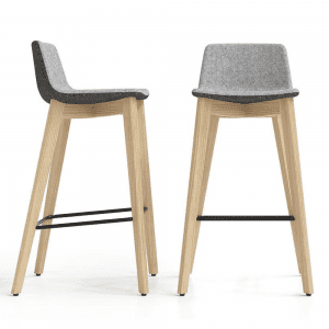 wysokie stołki typu hoker na podstawie drewnianej z tapicerką wełnianą w dwóch kolorach hoker biurowy TWIST&SIT