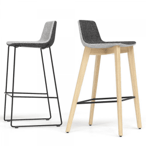 wysokie stołki typu hoker na podstawie drewnianej i metalowej z tapicerką wełnianą w dwóch kolorach hoker biurowy TWIST&SIT