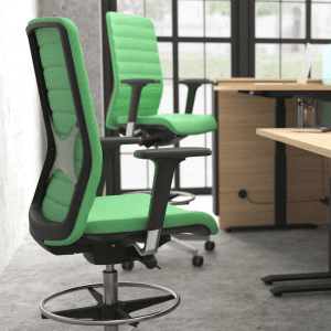 podwyższane zielone krzesła obrotowe z wysokim oparciem i regulowanymi podłokietnikami