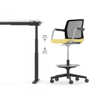 wysokie dopasowane krzesło obrotowe dopasowane do biurka z regulowanym na wysokość blatem