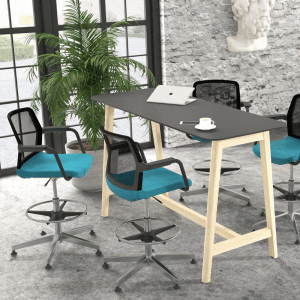 wysoki stół do spotkań dla czterech osób stelaż drewniany blat z czarny krzesła wysokie obrotowe z oparciem i podłokietnikami