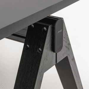 węzeł konstrukcyjny połączenie drewnianych dębowych nóg biurka gabinetowego VIGA z podłużnica aluminiową pod blatem z czarnego hpl fenix
