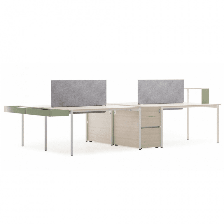 zestaw dwóch biurek benchowych na białych nogach z drewnopodobnymi blatami szarymi ściankami akustycznymi i zielonymi dodatkami