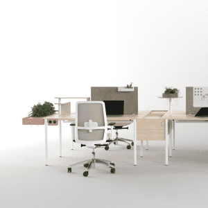 biurka podwójne w zestawie połączone kontenerami z designerskimi dodatkami, ściankami, nadstawkami, mediaportami, szufladami i białym krzesłem obrotowym