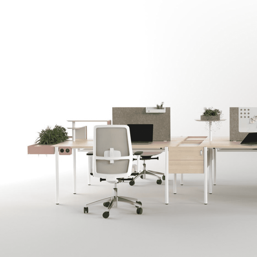 biurka podwójne w zestawie połączone kontenerami z designerskimi dodatkami, ściankami, nadstawkami, mediaportami, szufladami i białym krzesłem obrotowym