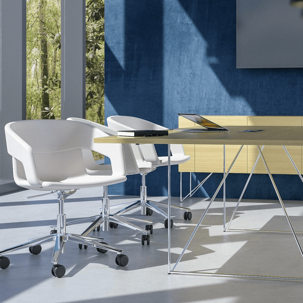 Stół Konferencyjny Air Loftowy styl podstawa stołu z chromowanego drutu fotele białe na podstawie chromowanej szafka na podstawie z drutu