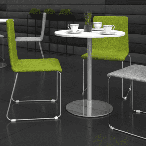 Stolik z białym blatem na podstawie talerzowej chrom SITO krzesła na płozie tapicerowane wełną w kolorze zielonym i szarym okrągły stolik kawowy SITO