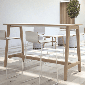 biurowy Wysoki Stół Do Spotkań na stojąco białe hokery stół na drewnianych nogach z blatem w dekorze drewna NOVA Wood