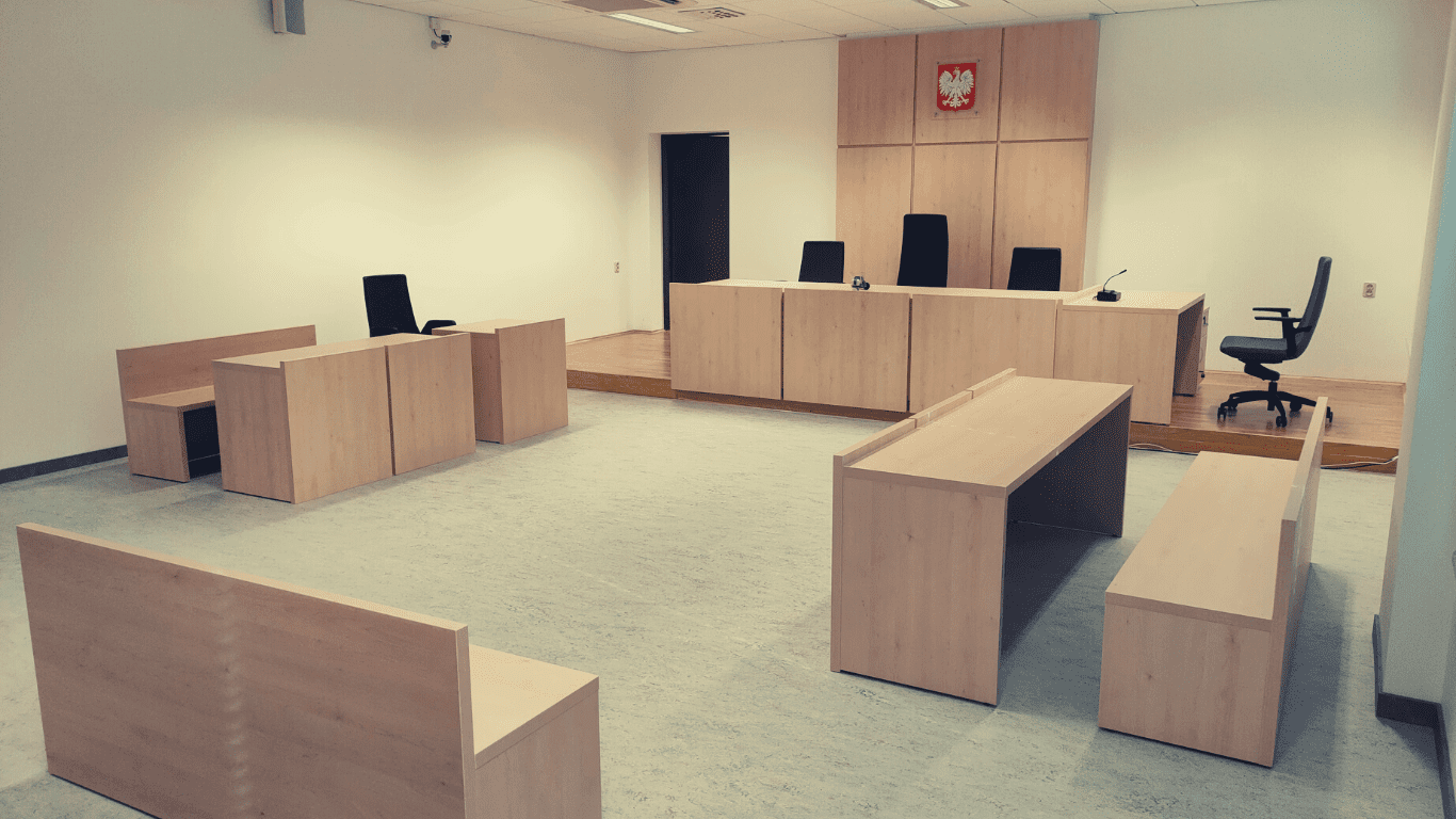 nowoczesne meble w sali rozpraw sądu, stół sędziowski, biurko protokolanta, stoły i ławy dla stron